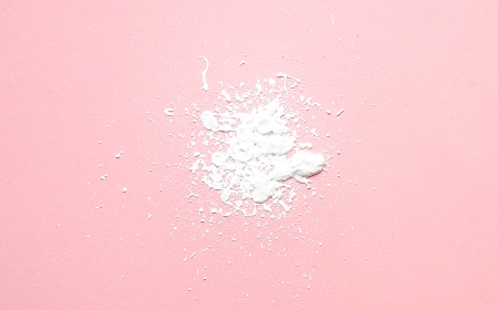 Белый порошок на розовом фоне