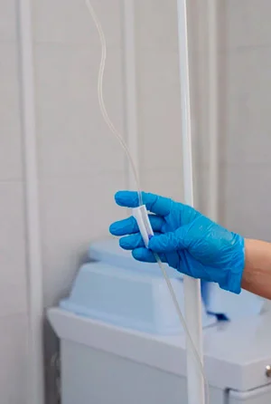 Врач устанавливает правильно капельницу